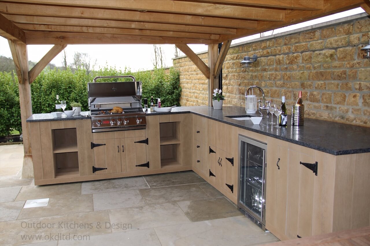 Bespoke outdoor kitchen Millboard (1)