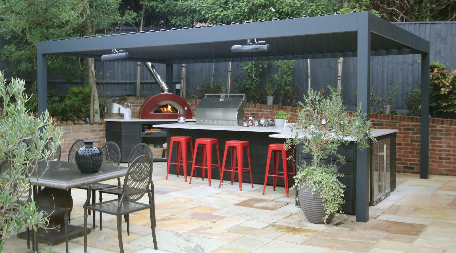 Outdoor kitchen with aluminium pergola