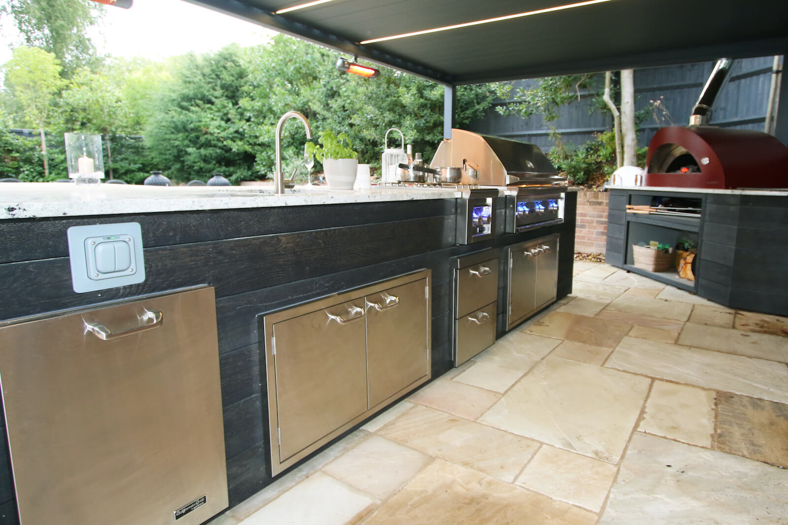 Outdoor kitchen with black millboard